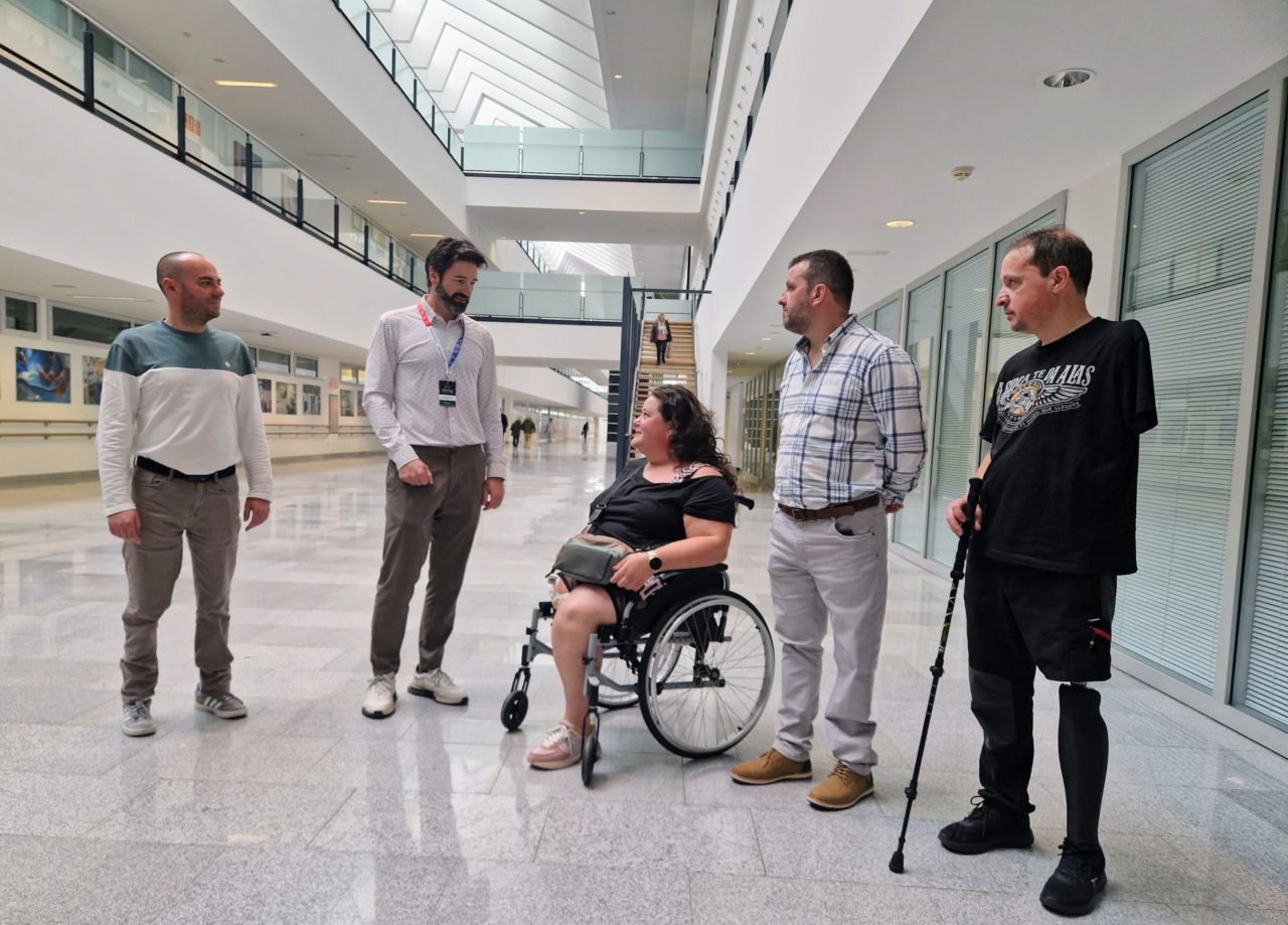  Foto de archivo de una consulta con un paciente con la pierna amputada. (EFE/Nacho Gallego)