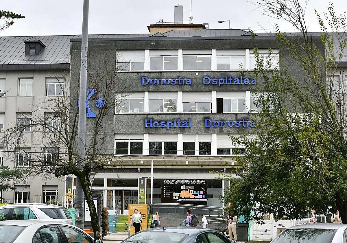  Foto de archivo de una consulta con un paciente con la pierna amputada. (EFE/Nacho Gallego)