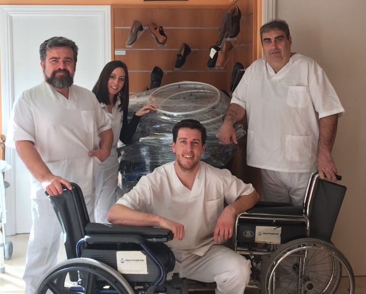 Equipo de la Ortopedia Alcalá con la donación para el Banco de Prótesis de Andade. Equipo de la Ortopedia Alcalá con la donación para el Banco de Prótesis de Andade.
